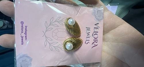 Gold Shell Stud Earrings with Pearl